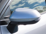 駐車時に便利なオート電動格納式ミラー!ドアの施錠・解錠に連動してドアミラーが自動で格納・復帰するので乗り降りの際にミラー操作の手間が省け便利です!