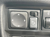 【電動格納ミラー】サイドミラーは電動格納式となっており、狭い駐車場でもキズがつくリスクを抑えられます。