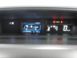エコドライブへと導くセンターメーター。エコ運転かどうか採点してくれるので、燃費性能をさらに引き出せます。