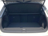 ラゲージルームは十分な広さです。後席背もたれを倒してスペースを広げることも可能で、大きい荷物でも安心です。