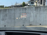 HUD: ヘッドアップディスプレイはドライバーが前方に集中できるよう、ナビや車速情報をフロントガラスに投影するシステムです。