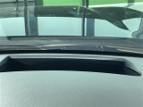 【ヘッドアップディスプレイ(HUD)】フロントウインドウガラスに走行情報を投影します。運転中の目線と重なるように表示されるので、少ない視線移動で速度が確認できるので、 ドライビングに集中できます!
