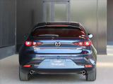 優れたデザイン性も人気のMAZDA3です。流麗で独特の曲線が光るサイドビューに映り込む景色は、さながら日本庭園の借景のように美しく趣があります★☆★☆