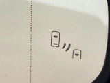 【ブラインドスポットモニター】走行中、ドアミラーの死角になりやすい箇所に後続車が接近するとサイドミラーのレンズに警告を表示!ドライバーに注意喚起をしてくれます。