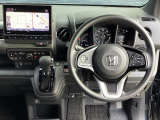 運転席周りです。カップホルダーや小物の収納などは必須ですよね!!使い勝手の良いつくりになっております!!