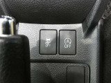 トラクションコントロールとは、すべりやすい路面での発進時や加速時にタイヤの空転を抑え、駆動力確保に貢献する機能です。詳細は販売店スタッフまでおたずねください。