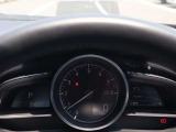 運転視界の遠方上方に虚像を投影することで前を見ながら情報の視認ができます。本当にドライバーが必要な情報を適切に伝え、楽しんで頂くことを考えた新世代装備です。※虚像は1.5m前方に浮かぶイメージです。