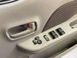 集中ドアロックや、電動格納ドアミラーや各ウィンドウの操作が出来るスイッチが運転席に付いております。