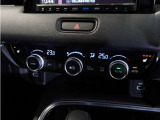 【オートエアコン】温度を設定すれば自動で快適な車内温度を保ちます。エアコン内部の高性能脱臭フィルターで車内のアレルゲンや花粉を除去。