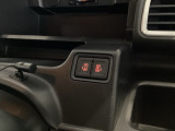 【両側パワースライドドア】です。リモコンや運転席のスイッチ操作で楽々自動開閉。
