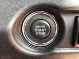 エンジンスタートスイッチです。キーが車内にあれば、エンジンの始動や停止はスイッチを押すだけ!キーを取り出す手間を省き、ワンプッシュで操作できるので簡単でスムーズです。