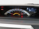 センターメーターで視界良好な運転席廻りです。 運転時の視線移動が少なくて済むので、安全性にも一役かってくれます。