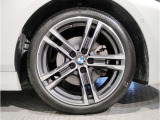 BMW純正アルミホイールです。納車時にはアルミホイールコーティングも承っております!是非ご検討下さいませ。