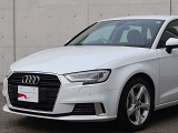 ●Audiが最初に採用したLEDポジショニングランプ。シャープなラインで昼間でも点けていたいと思うほど上品でオシャレです。夜間走行時はさらに目立ちます!