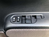 パワーウィンドウのスイッチです。 運転席にいながら助手席や後席の窓を開け閉めできるので、大変便利です。