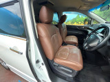 運転席まわりには十分なスペースがあり、大柄な方でもゆったり運転していただける環境です。