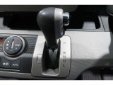 インパネシフトだから視線の移動も少なく足元もスッキリ♪運転席もゆったりしているのでゆとりを持ってドライブできますね!