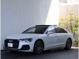 ●一目でAudiとわかる特徴的なシングルフレームグリル・LEDライト。精悍なフロントマスクからAudiのスマートで上品なブランドを連想させてくれます。女性にも大変ご好評いただいております。