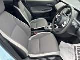 乗り心地の良いフロントシートです。足回りも広々としておりますので、長時間の運転も疲れづらいですよ。