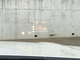 HUD: ヘッドアップディスプレイはドライバーが前方に集中できるよう、ナビや車速情報をフロントガラスに投影するシステムです。