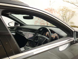 ●隣りの車からウィンドウ越しにバーチャルコクピットが際立っています。大変美しく高級感あふれるインテリアでございます