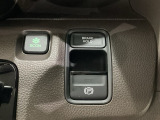 セレクトレバーの右に電子制御パーキングブレーキがあります。スイッチひとつで、停車した地点の傾斜などをシステムが検知・判断してブレーキ力を自動的に最適制御し、しっかり停車できるパーキングシステムです。
