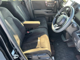 乗り心地の良いフロントシートです。足回りも広々としておりますので、長時間の運転も疲れづらいですよ。