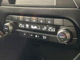 【左右独立型フルオートエアコン】運転席と助手席でそれぞれお好みの温度に設定可能。同乗者にも配慮した、快適な空調をお届け致します。