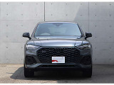 ●一目でAudiとわかる特徴的なシングルフレームグリル・LEDランプ。精悍なフロントマスクからAudiのスマートで上品なブランドを連想させてくれます。女性にも大変ご好評頂いております。