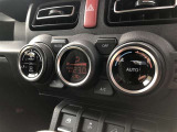 操作しやすいオートエアコン。車内をいつも快適に保つ事が出来ます。