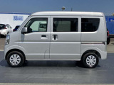 走行中に左右の区画線を検知して、自車の走行パターンを計測。車両が蛇行するなど、システムが「ふらつき」と判断した場合、ブザー音などの警報によってドライバーに注意を促します。