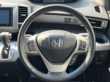 【純正革巻きステアリング】上質な革を使用することで、手にしっかり馴染みとても運転しやすいハンドルです♪