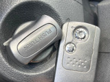 【Hondaスマートキー】カバンやポケットに入れたままでもドアの施錠・解錠が可能なスマートキーを装備。エンジンのオン・オフ時もカギを取り出す必要が無いからとっても便利です♪