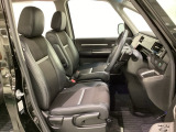 女性でも運転がしやすいように、シートの高さ調整機能(シートリフター)がついています。広い足元にゆったり座れるシートには肘掛も装備しており長距離の運転でも疲れにくいシートです。
