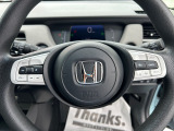 ハンドル左側にはオーディオコントローラーがついております。右側にはクルーズコントロール機能などのボタンがついており、高速道路走行時の負担を軽減します。