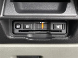【ETC】有料道路を利用する際に料金所で停止することなく通過できる、ETC車載器(ノンストップ自動料金収受システム機器)が装備されています。セットアップを行うことで利用可能になります。