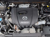 「SKYACTIV-G(ガソリン)」は、規格外の高圧縮を実現し、世界のエンジン技術者に驚きを与えました。さらに、それを維持したままノッキングの発生を抑え、熱効率を向上、走りにも寄与したエンジンです。