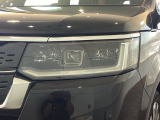 LEDヘッドライトは、点灯の瞬間から最大光量を発揮し、突然暗くなるトンネルなどでの安定感を高めます。