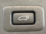 【パワーバックドア】スマートキーや運転席のボタンを押すだけでリアゲートが自動で開閉します!荷物を持っている時や、高い位置にあるバックドアを閉める際に便利な機能です♪