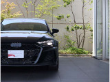 ●今やオールLEDヘッドライトはAudiを象徴する装備でございます。シングルフレームグリルとの組み合わせでフロントマスクが、より一層際立ち周囲からも視線を浴びます。