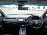 大きなフロントガラスで広々とした視界の運転席まわりです。