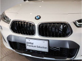 【BMWの伝統】BMWの特徴的な“キドニーグリル”は、80年以上続く伝統の形でございます。変わらないこだわりのデザインが、プレミアムブランド“BMW”を創り出します。