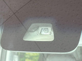 【スマートアシスト】走行中に前方の車両等を認識し、衝突しそうな時は警報とブレーキで衝突回避と被害軽減をアシスト。より安全にドライブをお楽しみいただけます。