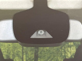 【エマージェンシーブレーキ】走行中に前方の車両等を認識し、衝突しそうな時は警報とブレーキで衝突回避と被害軽減をアシスト。より安全にドライブをお楽しみいただけます。