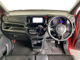 車内は光触媒抗菌消臭施工済です。スタイリッシュなデザインでスポーティなインパネ周りを演出します。グローブボックスやカップホルダーのほかにトレーなどたくさんの収納スペースが付いています。