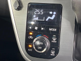 【オートエアコン】一度お好みの温度に設定すれば、車内の温度を検知し風量や温度を自動で調整。暑い…寒い…と何度もスイッチ操作をする必要はありません。快適な車内空間には必須の機能ですね♪