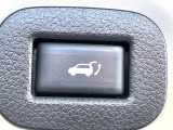 【パワーバックドア】スマートキーや運転席のボタンを押すだけでリアゲートが自動で開閉します!荷物を持っている時や、高い位置にあるバックドアを閉める際に便利な機能です♪
