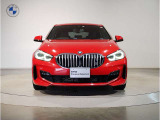 【BMWの伝統】BMWの特徴的な“キドニーグリル”は、80年以上続く伝統の形でございます。変わらないこだわりのデザインが、プレミアムブランド“BMW”を創り出します。
