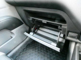 助手席前には車検証の収納に便利なグローブBOXが備わっています。