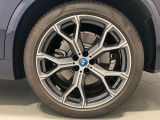 BMWの純正アロイホイールは軽量かつ強度にも優れているホイールで走行性能を引き上げる設計になっております。足元にもBMWは妥協がなくこだわっている個所になります。